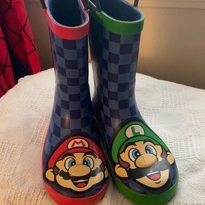 Mario brother rain boots! In great condition size 13.1